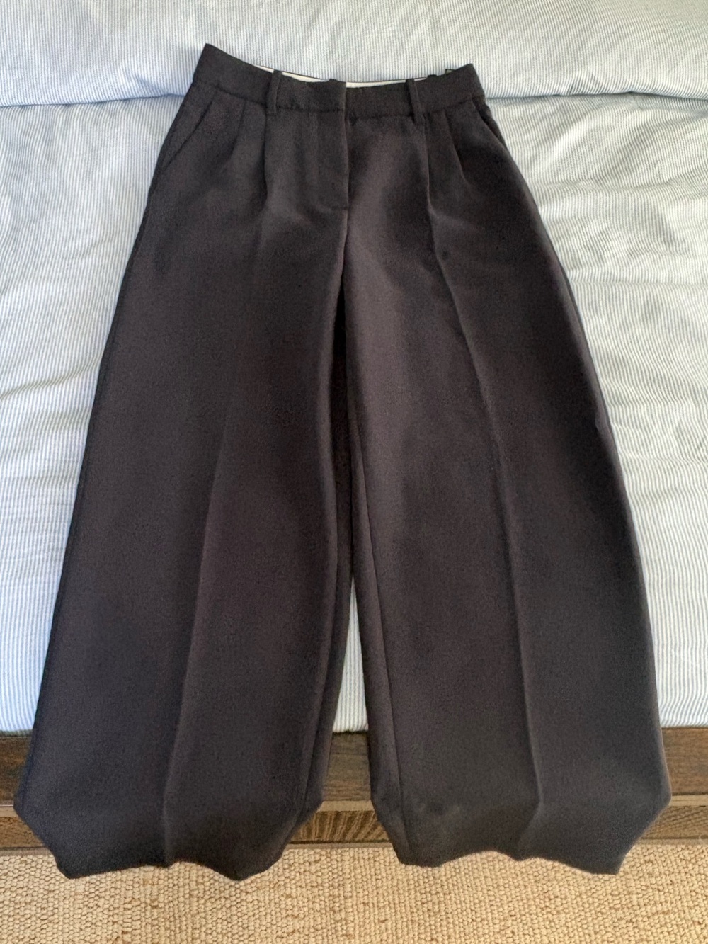 Aritzia The Effortless Pant in Navy Blue
